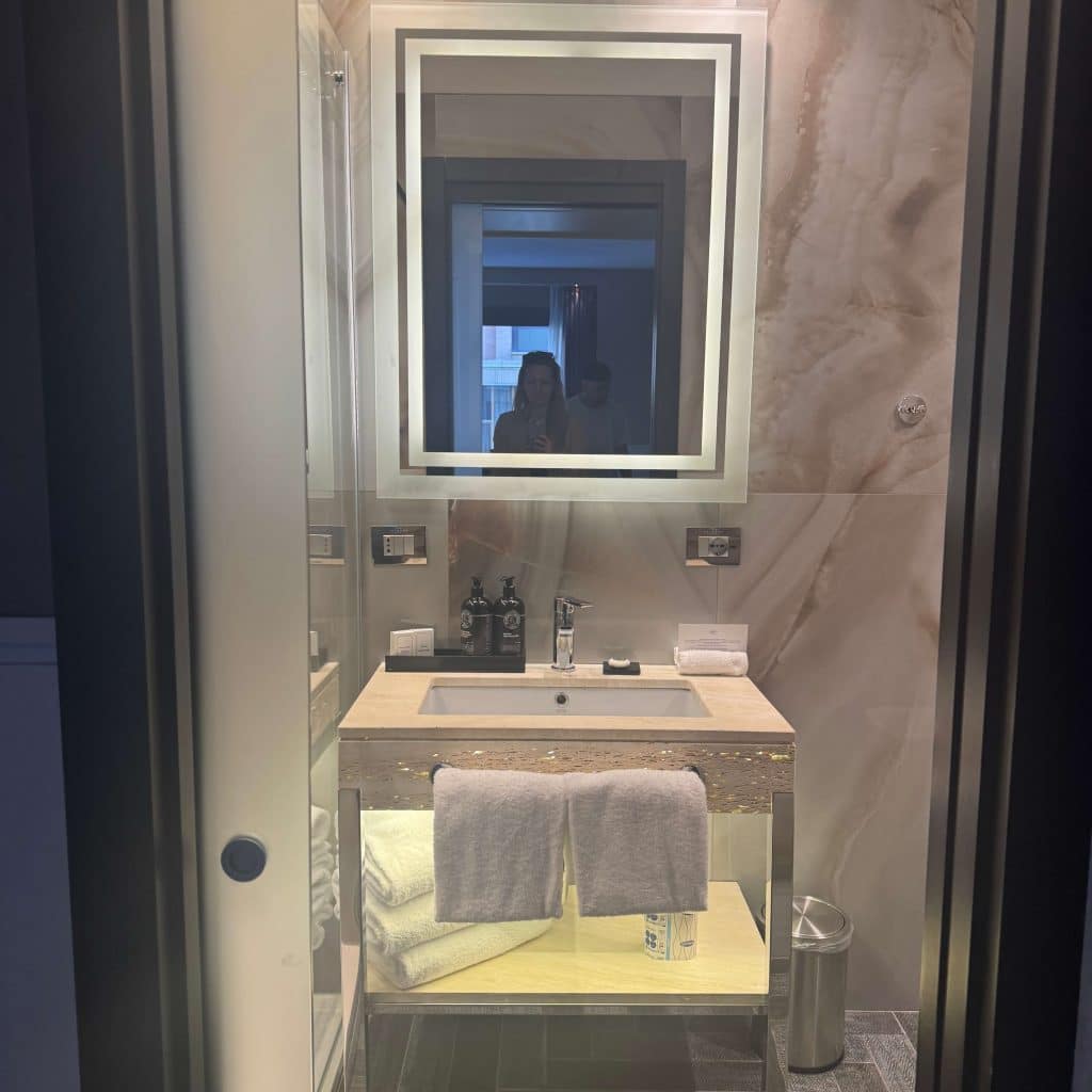 the Tribune Hotel, Rome room bathroom