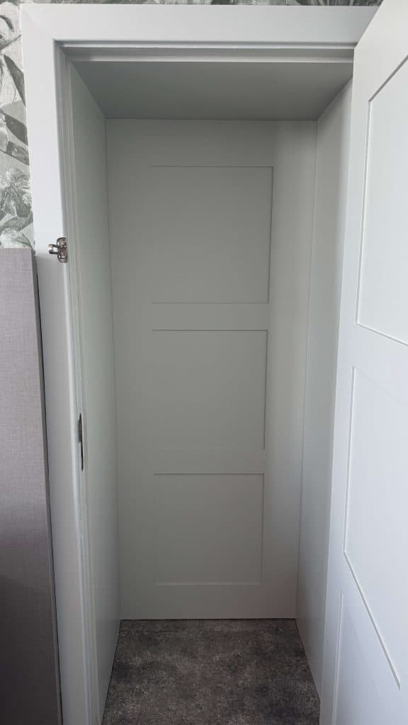 chamber between adjoining rooms