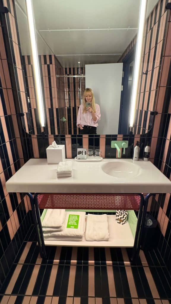 bathroom the standard london hotel