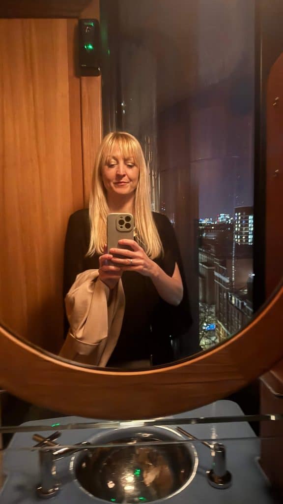 the standard london hotel bar selfie