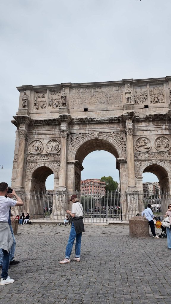 the archway between the colosseum and palatine hill