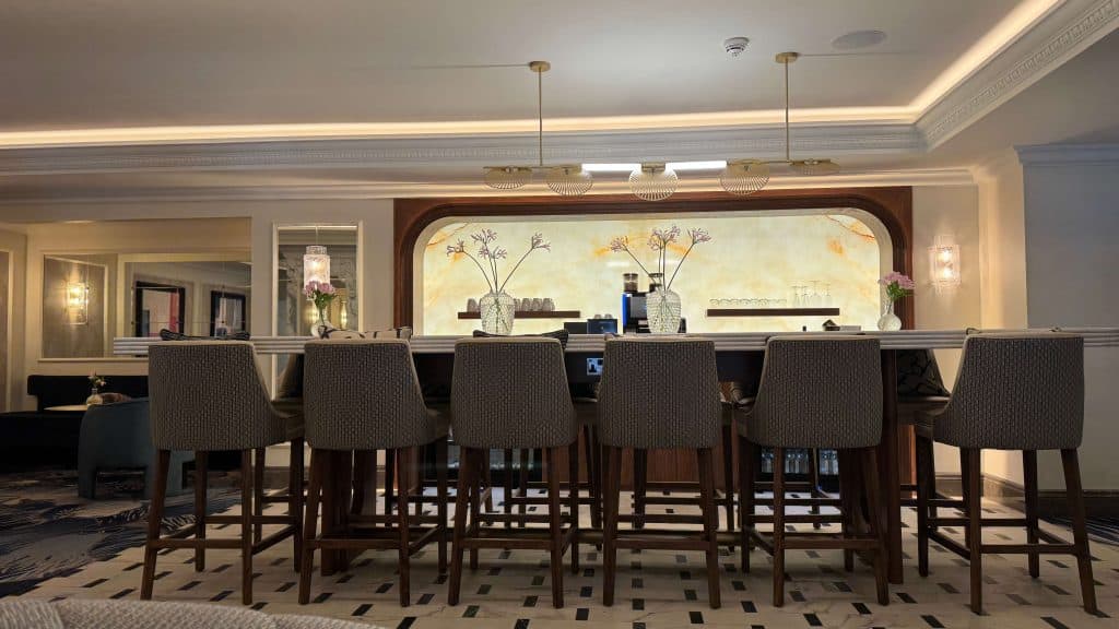 the balcony lounge at the dilly